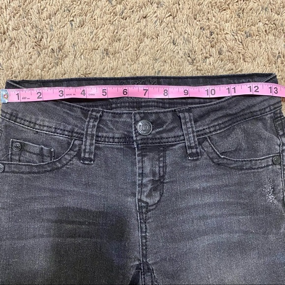 ☀️Wallflower distressed black cuffed jean shorts size 3 - Picture 7 of 9